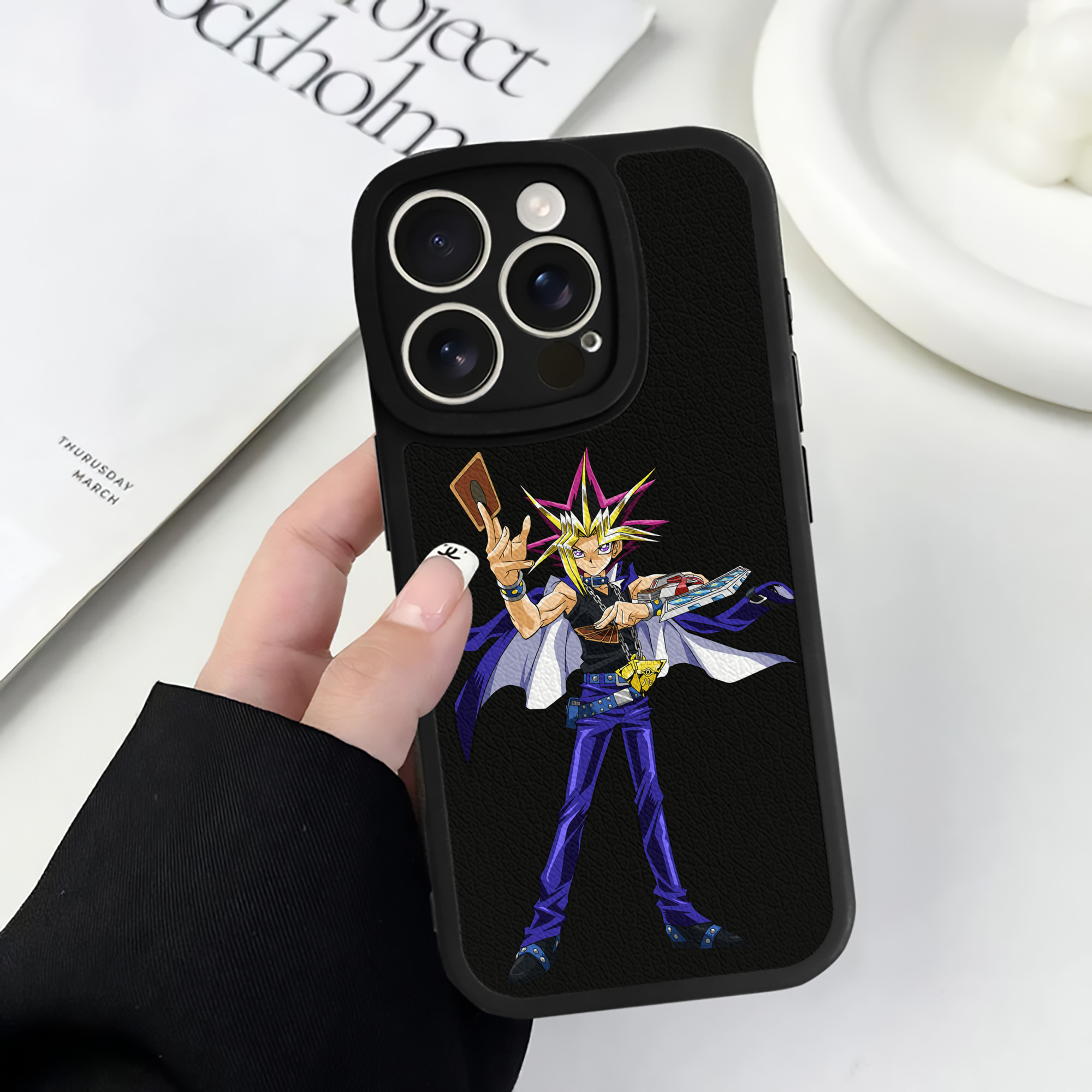 （画像用） 遊☆戯☆王 Yu-Gi-Oh! 【iPhone 16シリーズ対応】シリコンスマホケース（レザー調） 材質：シリコン